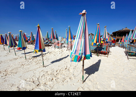 Transats et parasols colorés pour des vacances d'été sur la plage de sable tropicale de Khai Nok, Phuket, Thailand Banque D'Images