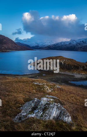 Près de Loch Hourn Arnisdale à la recherche sur les montagnes de l'île de Skye, l'ouest des Highlands, Ecosse Banque D'Images