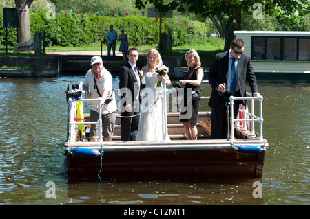 Mariée et le marié sur la chaîne ferry, Stratford-upon-Avon, Royaume-Uni Banque D'Images