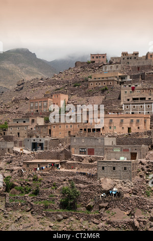 Le village de montagne d'Aremd dans les montagnes du Haut Atlas, Maroc Sud Banque D'Images