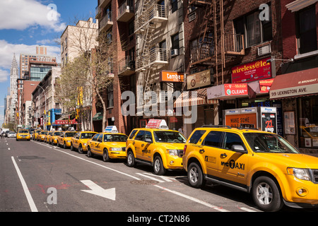 Taxis sur Lexington Avenue, magasins, entreprises indiennes, Murray Hill, NYC, États-Unis 2012 Banque D'Images