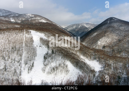 Montagnes couvertes de neige dans l'île de Sakhaline, en Extrême-Orient de la Russie Banque D'Images