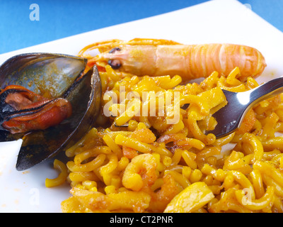 - Fideua paella de nouilles. La "Fideua" est une sorte de paella aux fruits de mer, mais le remplacement du riz par une sorte de nouilles. court épais Banque D'Images