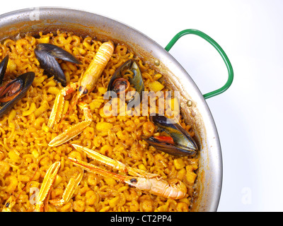 - Fideua paella de nouilles. La "Fideua" est une sorte de paella aux fruits de mer, mais le remplacement du riz par une sorte de nouilles. court épais Banque D'Images