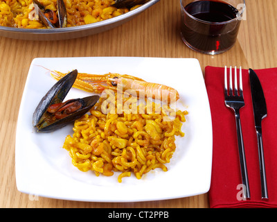 - Fideua paella de nouilles. La "Fideua" est une sorte de paella aux fruits de mer, mais le remplacement du riz par une sorte de nouilles. court épais Banque D'Images