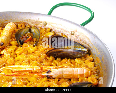 - Fideua paella de nouilles. La "Fideua" est une sorte de paella aux fruits de mer, mais le remplacement du riz par une sorte de nouilles. court épais Banque D'Images