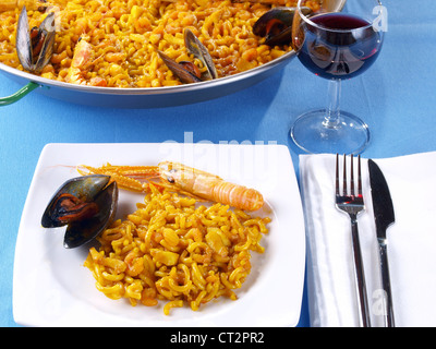 - Fideua paella de nouilles. La "Fideua" est une sorte de paella aux fruits de mer, mais le remplacement du riz par une sorte de nouilles. court épais Banque D'Images