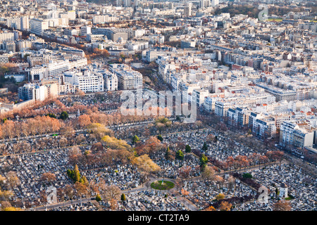 Vue sur le cimetière de Montparnasse et panorama de Paris en hiver jour Banque D'Images