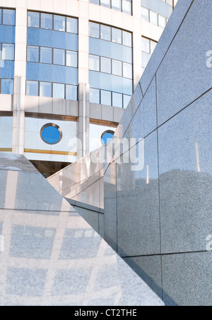 Les escaliers de granit de plein air zigzag Banque D'Images