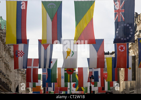 Les drapeaux nationaux des pays participant au Jeux Olympiques de 2012 à Londres pendre pour décorer la Regent Street Banque D'Images