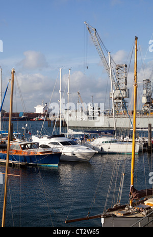 Les yachts et les navires dans le port de Falmouth Banque D'Images