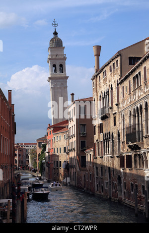 Canal étroit dans la ville de Venise Italie Banque D'Images