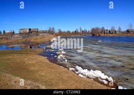 De conduite sur glace de rivière va aux villages Banque D'Images