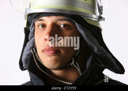 Les hommes du feu, de protection en fonction de l'épreuve, avec du matériel de lutte contre les incendies. Le feu, les sapeurs-pompiers. Banque D'Images