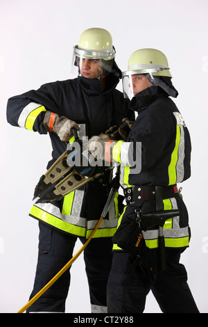 Les pompiers avec l'équipement de sauvetage. L'épandeur de métal hydraulique. Banque D'Images