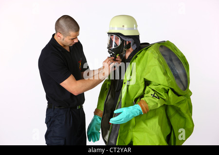 Fire man dans une tenue de protection chimique. Le feu, les sapeurs-pompiers. Banque D'Images