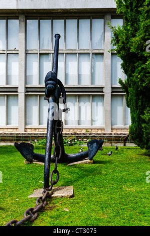 Une grande ancre du navire de fer noir situé sur la pelouse en face de l'une des salles du Musée Maritime, Lisbonne Banque D'Images