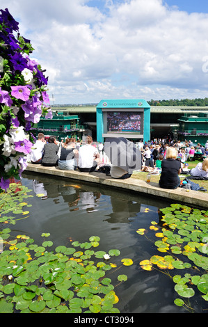 Grand écran de télévision à Aorangi terrasse, les championnats 2012, Wimbledon, Merton Borough, Greater London, Angleterre, Royaume-Uni Banque D'Images