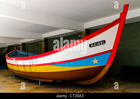 Une rénovation vieux cargo bateau repeint dans des couleurs d'origine et mis sur l'affichage au Musée Maritime, Lisbonne Banque D'Images