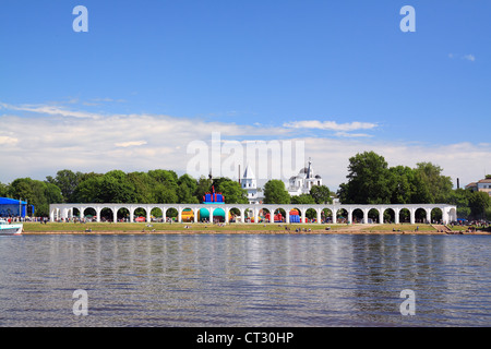 Ancien mur sur la côte de la rivière Banque D'Images