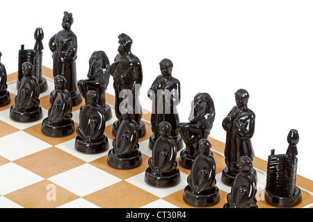Sur le conseil d'échecs, isolé sur fond blanc Banque D'Images