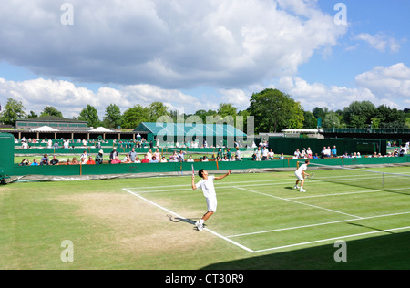 Match du garçon sur l'extérieur d'un tribunal sur Championnats 2012, Wimbledon, Merton Borough, Greater London, Angleterre, Royaume-Uni Banque D'Images