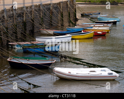 Les barques qui mouillent dans le port de Lyme Regis, dans le Dorset, UK Banque D'Images