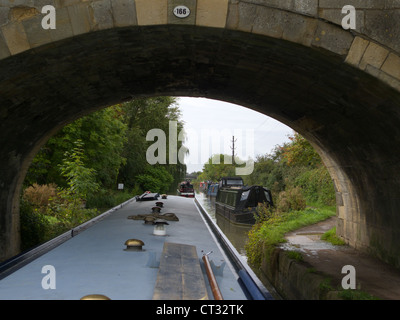 Bateaux et barges Pont sur canal dans l'automne, près de Bradford-On-Avon, en Angleterre Banque D'Images