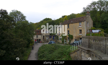 Maisons et la Croix des fusils pub sur les rives de la rivière Avon et près de l'aqueduc de Avoncliff, Bradford-on-Avon Banque D'Images