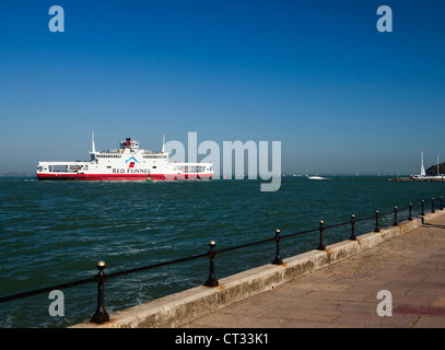 Navire en mer, Gurnards Pines, Cowes, Cowes, île de Wight, Royaume-Uni Banque D'Images