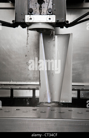 Bloc de titane havingwire WEDM (Décharge électrique), également connu sous le nom de coupe-fil EDM et par fil Banque D'Images