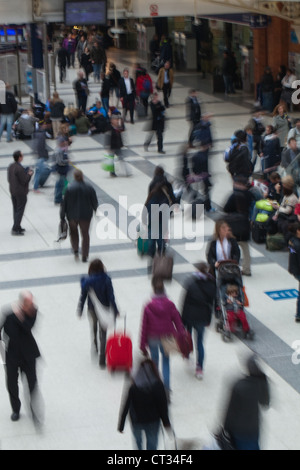 Les gens. Arrivée, Départ de la gare. La gare de Liverpool Street. Londres. L'Angleterre. Banque D'Images