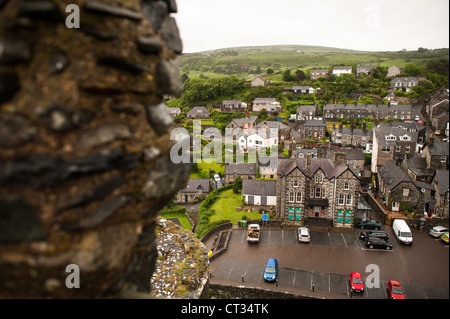 HARLECH, pays de Galles — la vue depuis les remparts du château de Harlech, une forteresse du XIIIe siècle construite par Édouard Ier sur la côte nord-ouest du pays de Galles. Ce site classé au patrimoine mondial de l'UNESCO offre un panorama imposant du paysage environnant, y compris la baie de Tremadog et les montagnes de Snowdonia, mettant en valeur l'importance stratégique de son emplacement à l'époque médiévale. Banque D'Images