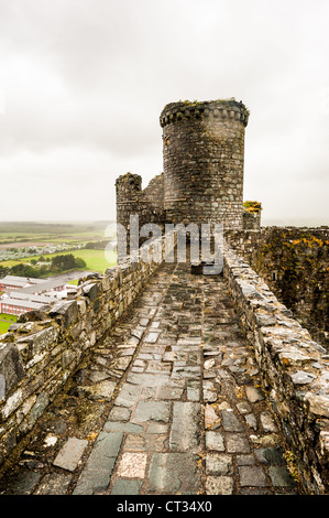 HARLECH, pays de Galles — la vue depuis les remparts du château de Harlech, une forteresse du XIIIe siècle construite par Édouard Ier sur la côte nord-ouest du pays de Galles. Ce site classé au patrimoine mondial de l'UNESCO offre un panorama imposant du paysage environnant, y compris la baie de Tremadog et les montagnes de Snowdonia, mettant en valeur l'importance stratégique de son emplacement à l'époque médiévale. Banque D'Images