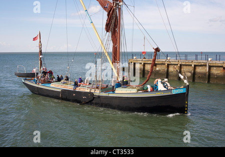 À l'entrée de la Tamise barge Greta Whitstable harbor après une journée de voyage Banque D'Images