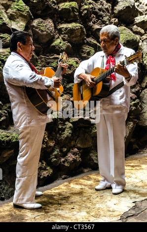 Les guitaristes mexicains en costume traditionnel au restaurant La Gruta est de la Teotihuacán Mexique pyramides Banque D'Images