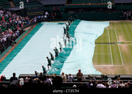 Finale du championnat de Wimbledon Hommes 2012 Roger Federer vs Andy Murray couvre sur. Tiré plus de toit. Troisième série, un jeu de tous. Banque D'Images