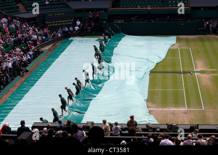 Finale du championnat de Wimbledon Hommes 2012 Roger Federer vs Andy Murray couvre sur. Tiré plus de toit. Troisième série, un jeu de tous. Banque D'Images