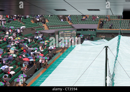 Finale du championnat de Wimbledon Hommes 2012 Roger Federer vs Andy Murray couvre sur. Tiré plus de toit. Troisième série, un jeu de tous. Banque D'Images