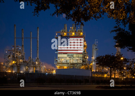 Wilmington, en Californie - une raffinerie de pétrole, exploité par BP, affiche un énorme drapeau américain. Banque D'Images