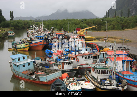 Bateaux de pêche à Puerto Aisen, Chili (près de Puerto de Chacabucu) Banque D'Images