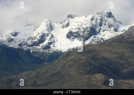 Majestueux sommets de montagnes à l'est du Canal Magdalena, le long du détroit de Magellan, Chili Banque D'Images