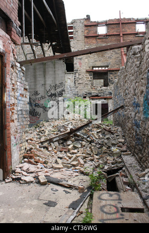 Démolition d'abandonner une ancienne usine industrielle d'entrepôt Banque D'Images