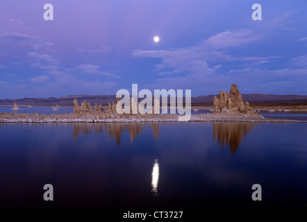 En Mono Lake Tufas sous une pleine lune Banque D'Images