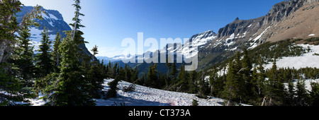 À la recherche en bas de la vallée le long de la route allant vers le soleil au-dessus du ruisseau McDonald, à partir de la ligne de partage, le Logan Pass hig Banque D'Images