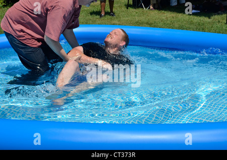 Homme d'être baptisé à une piscine en plein air service de baptême à Riverdale Park, Maryland Banque D'Images