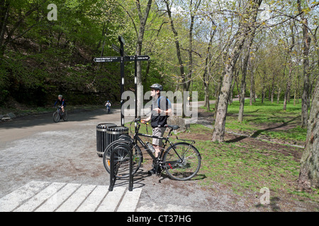 Un cycliste bloque son vélo le parc du Mont-Royal Montréal Québec Canada Kathy DEWITT Banque D'Images