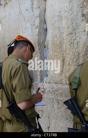 Des soldats israéliens ont écrit les billets en papier pour être placé dans le mur se fissure. Mur ouest. Vieille ville de Jérusalem. Israël. Banque D'Images