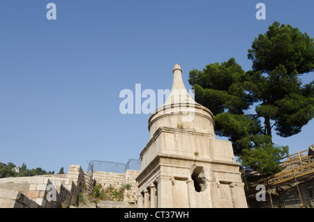 Vue sur le haut de la tombe d'Absalon dans la vallée du Cédron.Jérusalem. Israël Banque D'Images