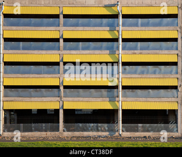 La texture d'un parking à plusieurs niveaux vide mur garage Banque D'Images